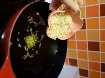 step4: 蝦乾、金華火腿、咸魚、櫻花蝦、指天椒、蒜頭、紅蔥頭分開炸好。