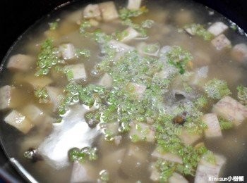 step5: 倒入高湯與一碗水並灑上芹菜煮滾水之後蓋鍋蓋悶煮30分鐘