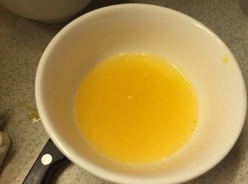 step1: 大橙切半, 外皮刨茸, 橙肉榨汁