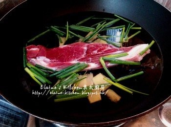 step2: 將薑片及蔥段放入水中 , 加入牛展蓋上蓋用中火出水5分鐘