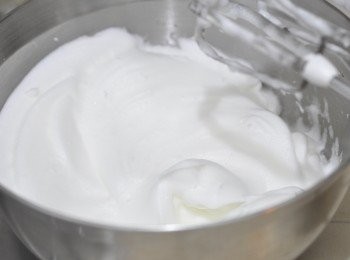 step2: 蛋白打起，分別平均加入三個麵糊內拌勻