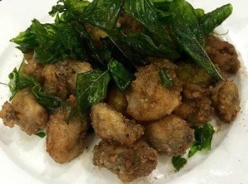 step6: 大火持續加高油溫到略微冒煙再一次性將蚵仔第二次下鍋。炸到表面完全金黃(幾秒鐘的時間)就可撈起瀝油。關火將洗好擦乾的九層塔放入略炸(可以躲遠點或蓋鍋蓋)因為會有小油噴，等油噴停止後轉中大火炸到九層塔變深綠透明即可起鍋瀝油。 蚵仔裝盤灑上真好家鹹酥雞椒鹽粉,放上炸九層塔即可。