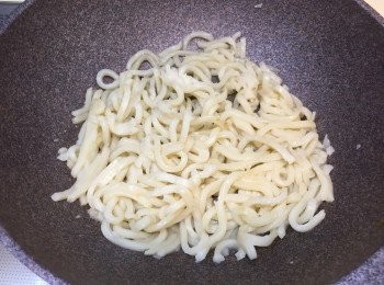 step3: 中火下油, 輕放烏冬, 加入少許水, 慢慢煮至烏冬軟身, 用木筷子散開烏冬