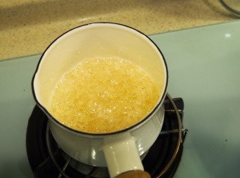 step3: 把蒜蓉用慢火炸至金黃色，盛起備用。