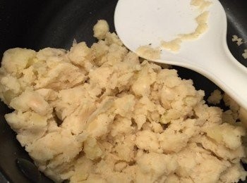 step1: 罐頭利馬豆用開水沖洗，壓成豆蓉，植物奶油慢火煮溶化後，加入搓勻，加入調味，豆蓉沿邊壓入餡批模具，
