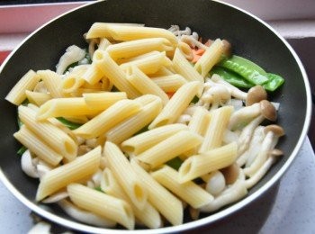 step7: 再放入煮熟後的斜管麵略炒