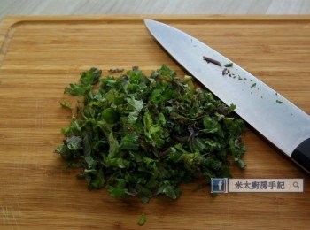 step1: 羽衣甘藍葉切碎，把吞拿魚的水分隔去。