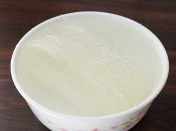 step2: 把粉絲放於碗中，加入清水至蓋面，浸泡至粉絲軟身即可隔水備用。