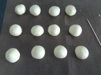 step5: 每份分成3粒合共12粒,再搓成波波。