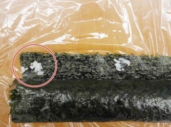 step9: 用保鮮膜慢慢將海苔捲起來~~~稍微整型一下!!! 在海苔的左右角及中間黏上幾顆飯粒..再把飯捲整個包住即完成啦^^ (黏飯粒的步驟是像雙面膠那樣把飯捲黏住^^)