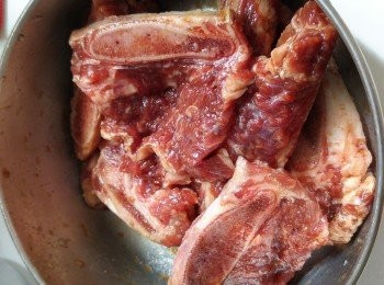 step2: 牛仔骨切成適當大小(大約一開三)，以刀背剁鬆牛仔骨2面。以生抽，糖，麻油，豆粉及少去蠔油調味，醃大約30分鐘。