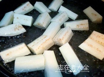 step2: 茄子切件，大小以反轉後茄子面能夠完全接觸水為佳，將茄子全部反轉放入平底鍋加蓋煮4分鐘