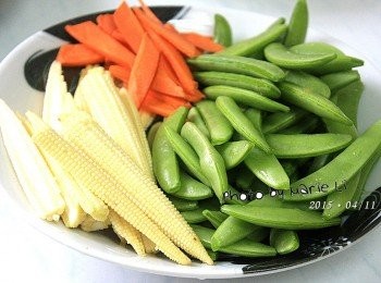 step1: 甜豆去除兩頭的硬梗
並且剝下兩邊的粗絲
玉米筍洗淨，對切成兩半
紅蘿蔔切成寬片狀