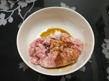 step1: 準備： 香菇浸軟， 搾乾切粒備用 ／ 紅蔥頭切粒 ／ 肉末用<span class="group_2">醃料</span>醃10分鐘 ／ 汁料預先調勻，試啱味後備用。