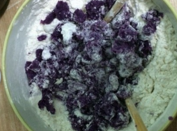 step2: 把紫薯和高筋麵粉混合，加入酵母粉和白糖，溫水活成麵團