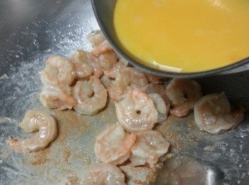 step7: 加入蛋漿,快手炒至雞蛋熟即可