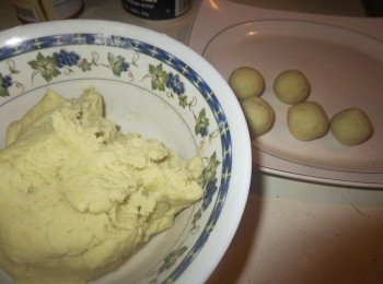 step3: 然後取出少許搓成圓型待用。