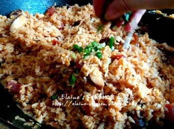 step10: 將之前炒好的配料回鑊 , 加入汁料拌炒數分鐘 , 最後加入少許蔥粒再拌勻