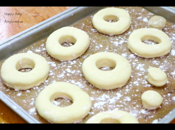 step6: 再用圓形模吸成冬甩形狀，於托盤上撒上麵粉，放上冬甩麵糰，包上保鮮紙，於暖處發酵15-20分鐘。