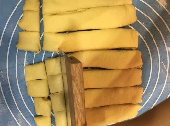 step3: 然後用刀將麵糰切成細小四方型小麵糰。