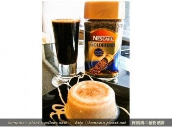 step3: 用熱水沖泡適量的咖啡粉，如不小心沖泡太多，可自行添加鮮奶當作拿鐵來享用。