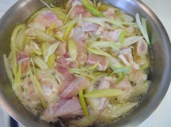 step5: *放入雞肉，洋蔥，蔥白部份。 *如果蔥直接斜切要最後裝飾也可以省略蔥白下去一起煮的步驟。