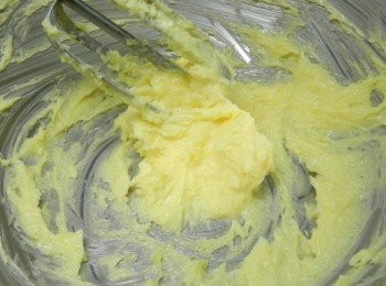 step1: 奶油室溫中放軟，然後加40克糖打發