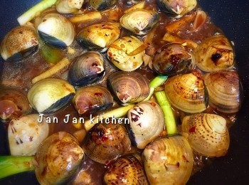 step3: 下指天椒椒、清雞湯及水加蓋將蜆煮至開口，下生粉水埋芡即可。