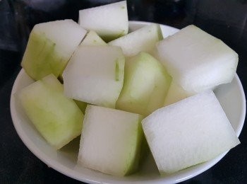 step1: 清洗冬瓜後去皮切件