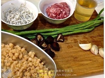 step2: 菜豆洗淨，去頭尾、切小小段（長約1cm）；吻仔魚稍微沖水2-3次去沙、瀝乾；蘿蔔乾稍洗淨、泡水半小時再沖水2-3次、擠乾水分；蒜切成泥