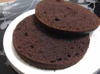 step5: 蛋糕涼後便可脫模， 切出蛋糕片, 片成2片    ( 片出的蛋糕不要浪費， 也要吃掉呀。 )