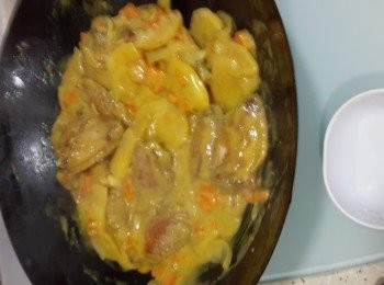 step6: 見材料冒煙後，加入黃薑粉繼續用，中火快炒