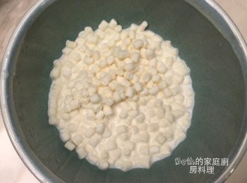 step1: 棉花糖與鮮奶裝在可以微波的碗中，微波1分鐘至棉花糖融化