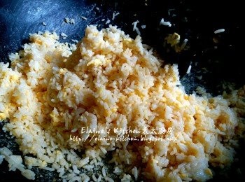 step13: 加入咖哩粉 , 魚露 , 鹽及胡椒烽調味拌炒至冷飯完全不黏鑊
