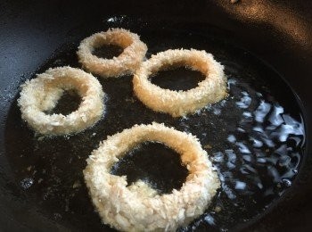 step2: 把洋蔥圈沾上粉漿，然後撲上麵包糠，跟著去半煎炸便可。