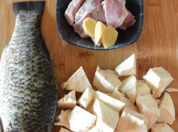 step1: 粉葛去皮切塊，瘦肉切大塊，鯽魚清洗乾淨，生薑備好。