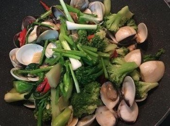 step12: 最後放入辣椒及蔥段拌炒即可起鍋。