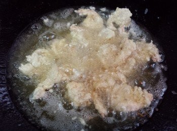 step3: 燒熱油鍋，以中火先炸1分鐘，然後調大火炸至表面呈金黃色。撈起，瀝油。