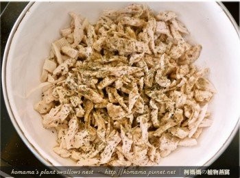 step4: 將雞肉用手撕成片狀後，加入胡椒與羅勒葉來調味。