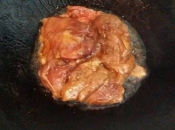 step3: 熱鑊落油, 雞皮嗰邊煎至金黃色, 就戶翻另一邊煎 8 mins