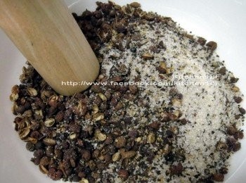 step4: 取一容器，倒進已炒好的(步驟3)，趁熱搗碎它們。