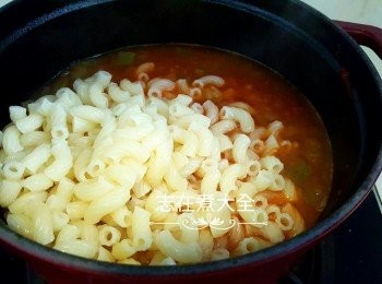 step5: 下雞粉及糖拌勻，再加入通粉煮3分鐘