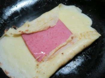 step3: 放入火腿.四邊折起