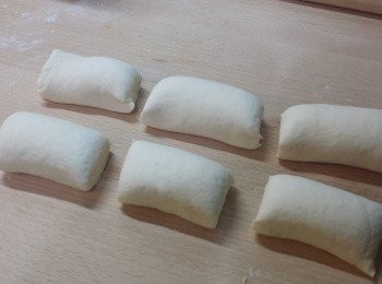 step6: 麵團排氣，壓扁，搓成圓柱狀後分成小段。