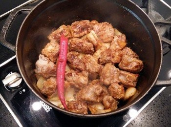 step7: 一定要將醬料細火拌炒裹住牛腩,炒出香氣~~~