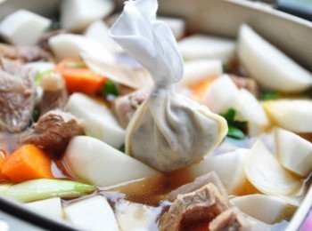 step9: 最後放入香料包滾煮5分鐘再移入電鍋中蒸煮