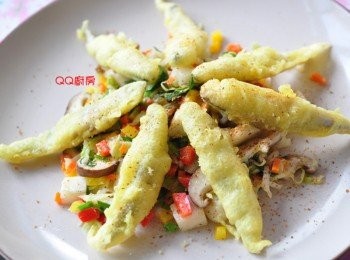 step9: 將時蔬擺入盤中，再把香酥鱈香魚放在最上層，最後再灑些風味鹽即可!