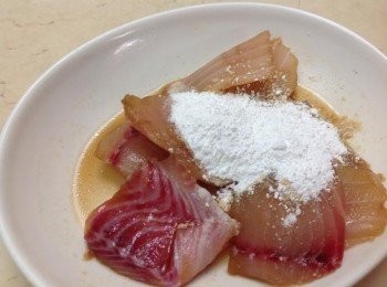 step1: 鯛魚切塊，米酒、醬油醃入味玉米粉抓 勻
