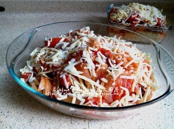 step9: 將汁料淋在豬扒上 , 再灑多多芝士碎