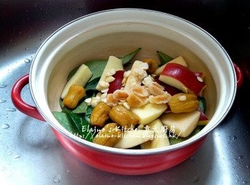 step3: 煲內放入龍脷葉 , 蘋果 , 蜜棗 , 南北杏及無花果 , 加入3500ml水拌勻